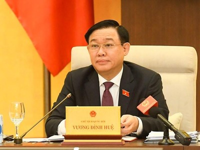 Chủ tịch Quốc hội Vương Đình Huệ phát biểu tại phiên họp.