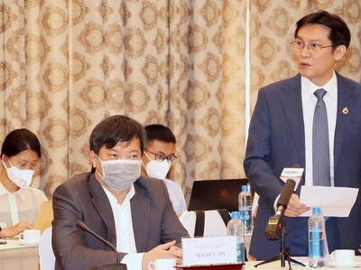 Ông Phạm Phú Trường, Chủ tịch Hội doanh nhân trẻ TP.HCM (đứng) đưa ra các đề xuất tại cuộc gặp Chủ tịch nước Nguyễn Xuân Phúc sáng 12/10 (Ảnh: Hồng Phúc).