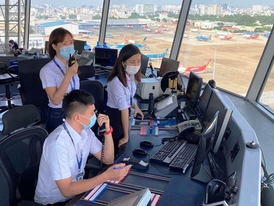 Nhân viên kiểm soát viên không lưu tại sân bay Tân Sơn Nhất (Ảnh: VATM).