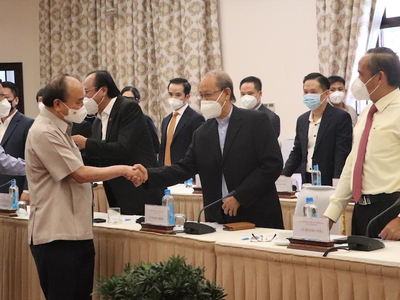 Chủ tịch nước Nguyễn Xuân Phúc bắt tay với ông Lý Ngọc Minh, Tổng giám đốc Công ty TNHH Minh Long I. (Ảnh: Hồng Phúc).