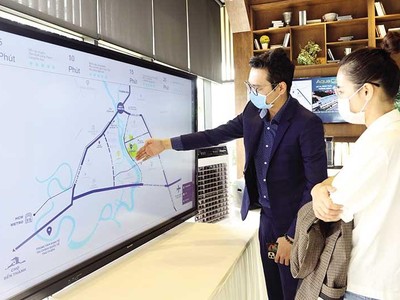 Môi giới bất động sản của Công ty Novaland giới thiệu dự án với khách hàng. Ảnh: Lê Toàn