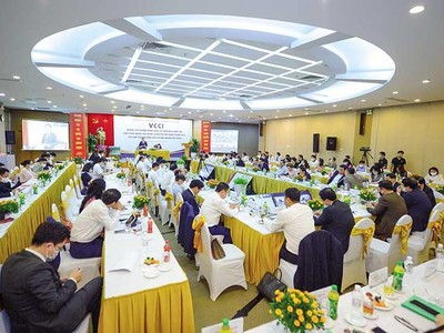 Mỗi doanh nhân, doanh nghiệp đều thể hiện khát vọng xây dựng đất nước bình an và phát triển. Trong ảnh: Chủ tịch Quốc hội Vương Đình Huệ làm việc với các doanh nghiệp tại VCCI