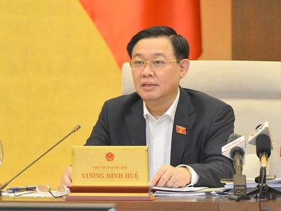 Chủ tịch Quốc hội Vương Đình Huệ phát biểu tại phiên họp. 