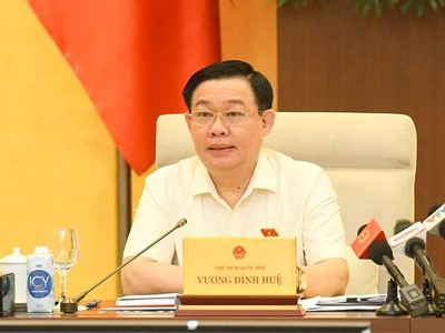 Chủ tịch Quốc hội Vương Đình Huệ phát biểu tại phiện họp.