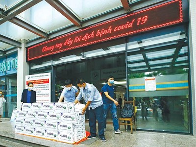 Các cơ quan nhà nước luôn lấy người dân và doanh nghiệp làm đối tượng ưu tiên phục vụ. Trong ảnh: Vinamilk tặng sữa cho cán bộ y tế