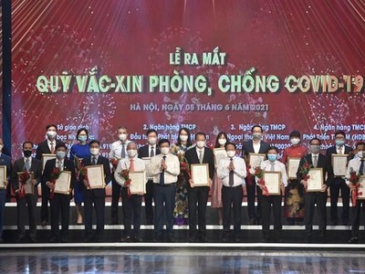 Quỹ vaccine Covid-19 đã nhận được đóng góp và cam kết hỗ trợ với tổng số tiền hàng ngàn tỷ đồng từ các doanh nghiệp; bên cạnh sự đóng góp từ các tổ chức, bộ ngành và địa phương, nhân dân ở trong nước cũng như kiều bào ta ở nước ngoài