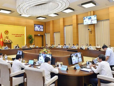 Phiên họp của Ủy ban Thường vụ Quốc hội cho ý kiến về Kế hoạch Cơ cấu lại nền kinh tế giai đoạn 2021 - 2025 .