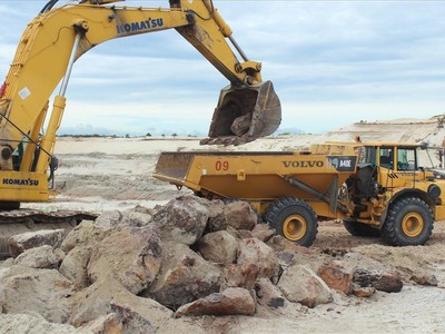 Khai thác quặng tại Mỏ sắt Thạch Khê. Ảnh:Báo Lao động