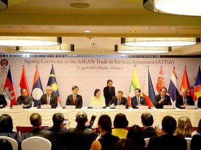 Ngày 23/4/2019, tại Thái Lan, các Bộ trưởng Kinh tế ASEAN ký kết hai văn kiện về ATISA và ACIA (Ảnh: TTXVN)