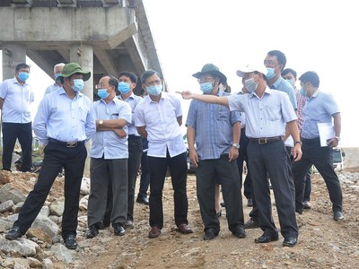 Lãnh đạo tỉnh Kon Tum đi kiểm tra tình hình thực hiện 1 dự án trên địa bàn tỉnh.