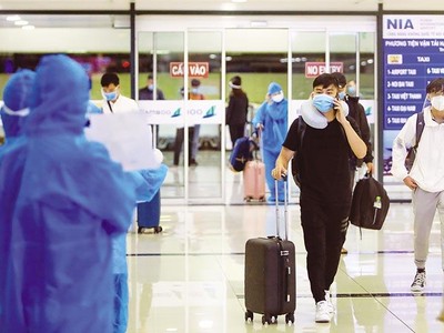 Hành khách trên chuyến bay thương mại đầu tiên từ TP.HCM ra Hà Nội sau thời gian giãn cách. Ảnh: Thảo Đạt