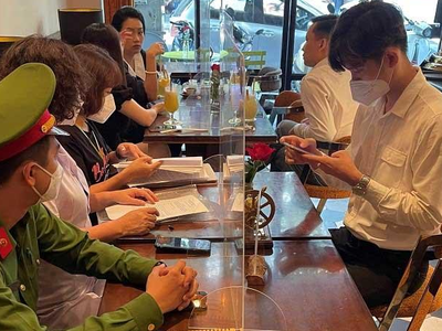 Chiều ngày 20/10 UBND phường Hàng Trống kiểm tra việc thực hiện quét mã QR đối với khách đến các cơ sở kinh doanh, lập biên bản, thực hiện quy trình xử phạt một số cơ sở chưa thực hiện nghiêm