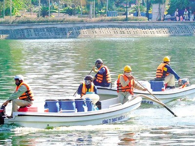 Vừa chỉ đạo miệng trái với văn bản giúp công ty của vợ hưởng lợi hàng chục tỷ đồng trong vụ mua chế phẩm Redoxy 3C, ông Chung vừa chủ động yêu cầu thanh tra, rồi ép buộc Thanh tra TP. Hà Nội thay đổi kết luận theo hướng không có sai phạm. Trong ảnh: Nhân viên Công ty Thoát nước Hà Nội dùng chế phẩm Redoxy 3C xử lý ô nhiễm nước hồ tại Hà Nội. Ảnh: H.N