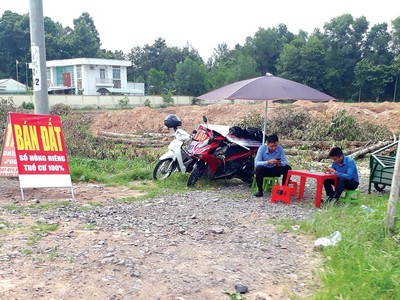 Hoạt động môi giới bất động sản vẫn chưa thể trở lại bình thường sau giãn cách. Ảnh: Việt Dũng 