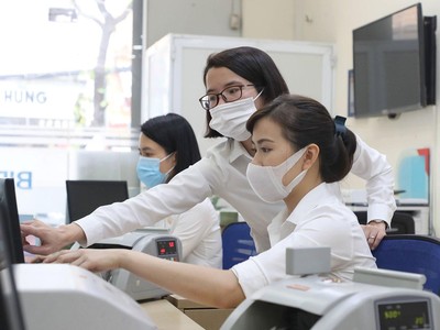 Nhiều ngân hàng tăng thu nhập cho nhân viên, nhưng cũng có ngân hàng điều chỉnh giảm