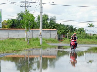 Đường dẫn vào dự án Nhơn Đức bị ngập sau cơn mưa nhỏ. Ảnh: Vũ Nhi