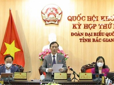 Đại biểu Trần Văn Tuấn phát biểu từ đầu cầu Bắc Giang.