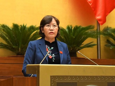 Chủ nhiệm Ủy ban Tư pháp Lê Thị Nga báo cáo thẩm tra công tác phòng chống tham nhũng.