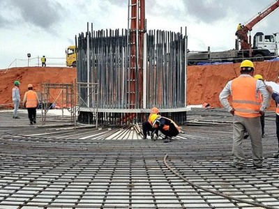 Việc thi công một dự án điện gió rất khó khăn, phức tạp, với nhiều công đoạn khắt khe lại bị ảnh hưởng từ dịch Covid-19 khiến tiến độ triển khai chậm hơn kế hoạch