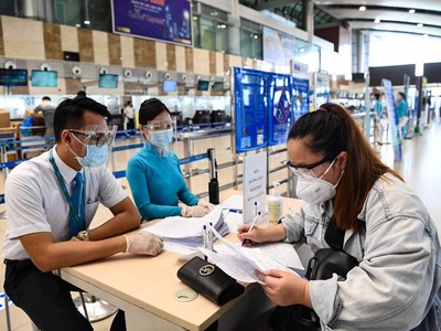Hành khách khai báo y tế tại sân bay Nội Bài (Ảnh: ACV).