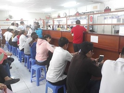 Người đến giải quyết thủ tục hành chính phải tiêm đủ 2 mũi vắc-xin, nếu chưa đủ phải có xét nghiệm âm tính. (Ảnh chụp trước khi dịch Coivd-19 bùng phát tại TP.HCM)