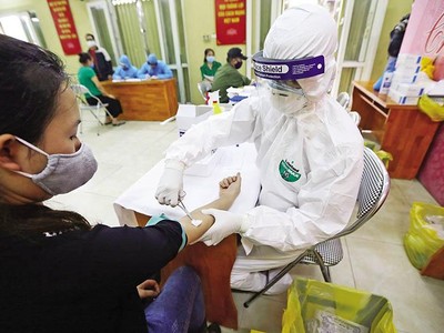 Trong cuộc chiến với Covid-19, những cán bộ suy thoái, dính vào tiêu cực không chỉ đánh mất mình, mà còn đánh mất niềm tin của Đảng, của Nhân dân, ảnh hưởng đến uy tín của các lực lượng tuyến đầu, gồm hàng chục ngàn y bác sĩ đã vất vả ngày đêm, chịu đựng vô vàn gian khổ, hy sinh... Trong ảnh: Cán bộ CDC Hà Nội lấy mẫu xét nghiệm cho người dân. Ảnh: Đức Thanh