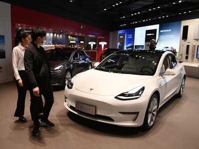 Mẫu xe Model 3 được trưng bày trong một showroom Tesla tại Bắc Kinh. Ảnh: AFP