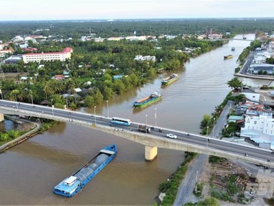 Vận tải hàng hóa tấp nập trên một tuyến kênh ở ĐBSCL