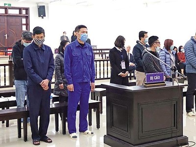 Bên cạnh các lĩnh vực đất đai, đầu tư công, các lĩnh vực như y tế, giáo dục, phòng chống dịch bệnh Covid-19 đang nổi cộm, phát sinh tham nhũng, tiêu cực, gây bức xúc dư luận. Trong ảnh: Phiên xét xử cựu Giám đốc Trung tâm Kiểm soát bệnh tật Hà Nội trong vụ án “vi phạm quy định về đấu thầu gây hậu quả nghiêm trọng”, với hành vi nâng khống giá thiết bị y tế.