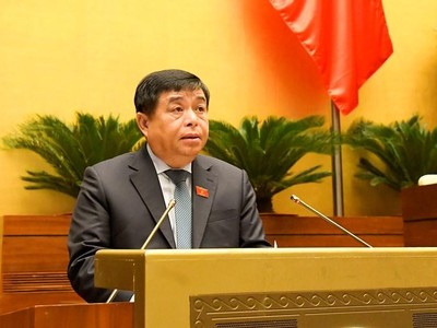 Bộ trưởng Bộ Kế hoạch và Đầu tư Nguyễn Chí Dũng đã thừa ủy quyền của Thủ tướng trình Quốc hội dự kiến kế hoạch cơ cấu lại nền kinh tế giai đoạn 2021-2025.