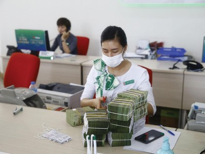 Hạ lãi suất có rủi ro về khả năng rơi vào bẫy thanh khoản. Ảnh: Dũng Minh