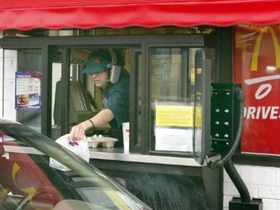 IBM sẽ hỗ trợ đẩy nhanh quá trình triển khai và nâng cấp dịch vụ giao hàng tự động tại chỗ (drive-thru service) với sự tích hợp ứng dụng trợ lý giọng nói của McDonald's. Ảnh: AFP