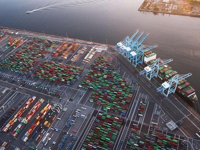 Hàng ngàn container nằm chờ thông quan tại cảng Los Angeles, cửa ngõ giao thương quan trọng của Bờ Tây nước Mỹ. Ảnh: AFP