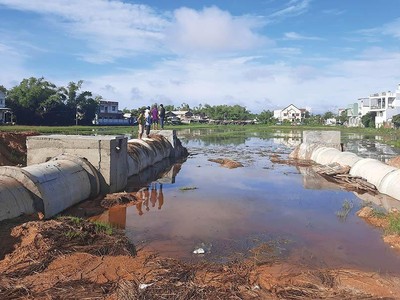 Cảnh ngập úng cục bộ tại Dự án Khu phố chợ Chiên Đàn