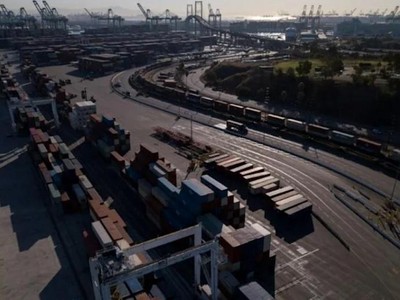 Cảng Los Angeles (Mỹ) đã triển khai phương án hoạt động 24/7 để giải phóng container bị ách tắc. Ảnh: AFP