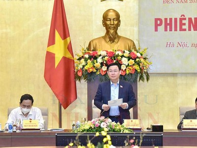 Chủ tịch Quốc hội Vương Đình Huệ chủ trì phiên họp.