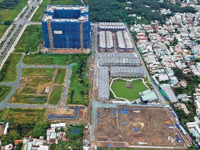 Nhiều dự án đình đốn vì vướng thủ tục pháp lý. Trong ảnh: Dự án Green Star Sky Garden (TP.HCM) chỉ vừa được thi công trở lại