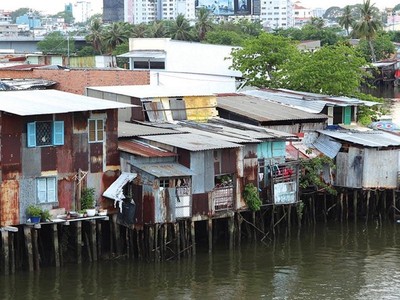 Không khó để nhận ra những căn nhà lụp xụp, được xây dựng tạm bợ tại các kênh, rạch tại TP.HCM.