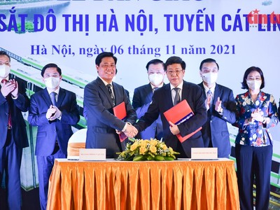 Ông Nguyễn Ngọc Đông, Thứ trưởng Bộ GTVT và ông Dương Đức Tuấn, Phó chủ tịch UBND Tp Hà Nội trao biên bản bàn giao công trình đường sắt đô thị Cát Linh - Hà Đông.