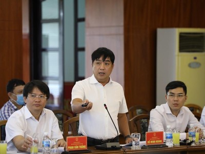 Ông Hồ Minh Hoàng báo cáo và chia sẻ với lãnh đạo tỉnh Khánh Hòa về phương án huy động vốn ở các dự án đường cao tốc mà Tập đoàn Đèo Cả đã và đang triển khai.