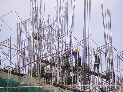 Giá thép tăng cao đang tác động không nhỏ đến các dự án địa ốc và thị trường bất động sản nói chung. Ảnh: Lê Toàn