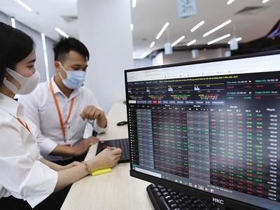 Thị trường chứng khoán khởi sắc có sự góp công của nhiều cổ phiếu ngân hàng. Ảnh: Dũng Minh