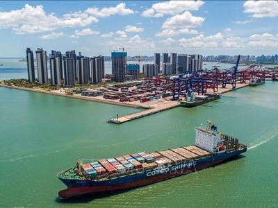 Hàng hóa tại cảng ở Hải Khẩu, tỉnh Hải Nam,Trung Quốc. Ảnh: AFP/TTXVN