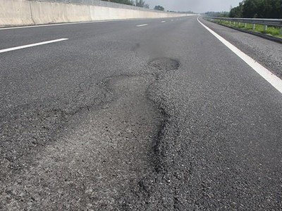 Hình ảnh đường cao tốc Đà Nẵng - Quảng Ngãi thời điểm sau khi thi công, bị hư hỏng nặng nề.