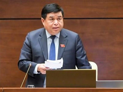 Bộ trưởng Bộ Kế hoạch và Đầu tư Nguyễn Chí Dũng hồi âm ý kiến đại biểu.