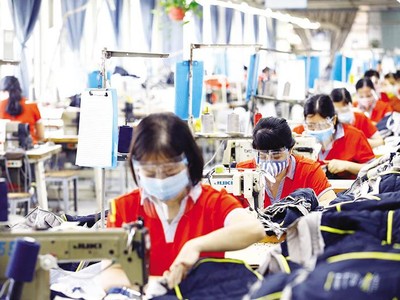 Hai tháng cuối năm 2021 và những tháng đầu năm 2022 được nhiều doanh nghiệp xem là “điểm rơi” của kế hoạch phục hồi, do vậy nếu tiếp cận được chính sách phù hợp, thì hoạt động sản xuất, kinh doanh sẽ trở lại rất nhanh. Trong ảnh: Dây chuyền sản xuất hàng xuất khẩu của Công ty cổ phần May Hồ Gươm. Ảnh: Đức Thanh 