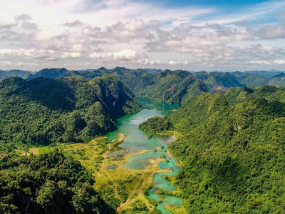 Danh thắng Đồng Lâm - một khu đất rộng tới trăm héc ta với cảnh đẹp “sơn thuỷ hữu tình”; trên núi có hang, giữa có cánh đồng cỏ bằng phẳng và dòng suối chảy qua tạo nên một thảo nguyên xanh mướt.