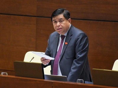 Bộ trưởng Bộ Kế hoạch và Đầu tư Nguyễn Chí Dũng trong phiên chất vấn sáng 12/11/2021.