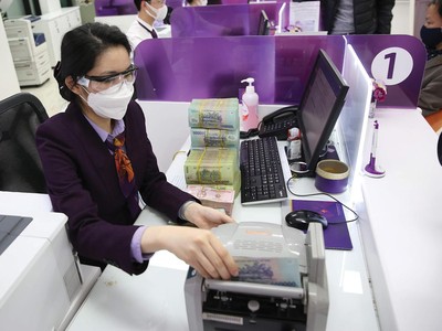 NIM giảm mạnh sẽ ảnh hưởng tới khả năng chống đỡ nợ xấu. Ảnh: Dũng Minh