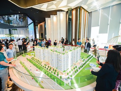 Đông đảo người mua nhà tìm đến các dự án sau giãn cách. Ảnh: Trọng Tín 